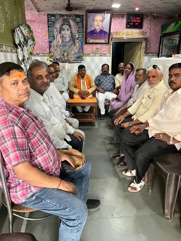 हमारा समाज पार्टी के राष्ट्रीय अध्यक्ष रवि शंकर अंगारा सोनभद्र पहुंचे, रेणुकूट व्यापार मंडल अध्यक्ष के भाई को दी श्रद्धांजलि