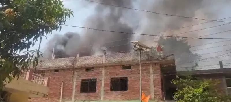 आबादी के बीच कबाड़ गोदाम में भीषण आग, लाखों का नुकसान, सुरक्षा व्यवस्था पर उठे सवाल