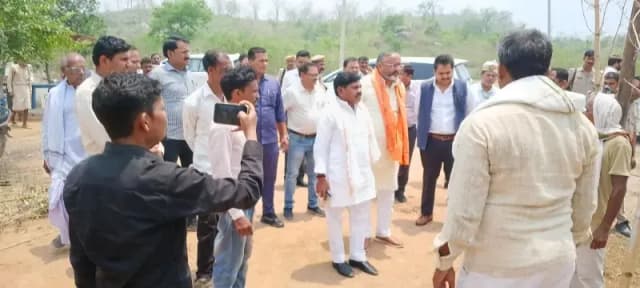 तेज आंधी में पेड़ गिरने से महिला की मौत, परिजनों को मिली चार लाख की सहायता