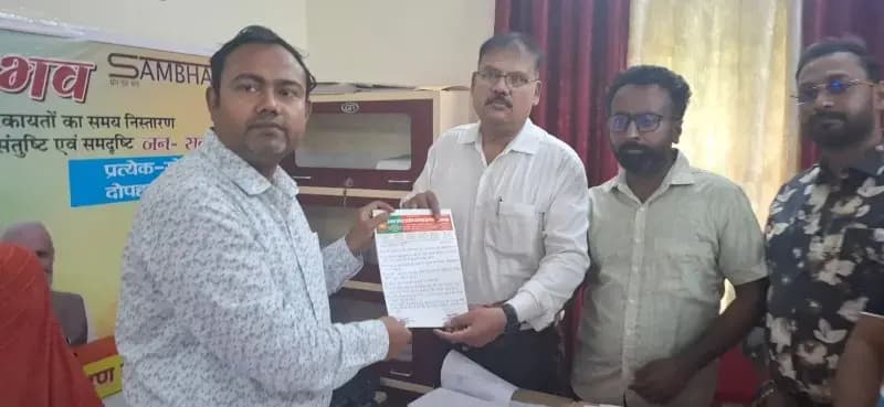 भीषण गर्मी में बदहाल बिजली व्यवस्था पर भड़के व्यापारी, अधीक्षण अभियंता को सौंपा ज्ञापन