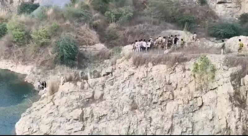 बंद पड़ी खदान में युवक ने लगाई छलांग, क्षेत्र में मचा हड़कंप