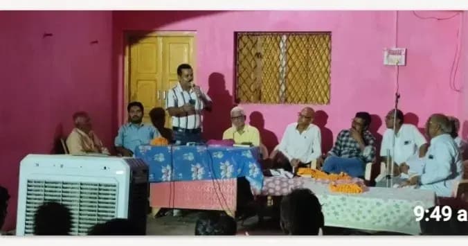“सबके दुख में खड़ी है मां...” की गूंज के बीच देर रात तक चला विशाल कवि सम्मेलन