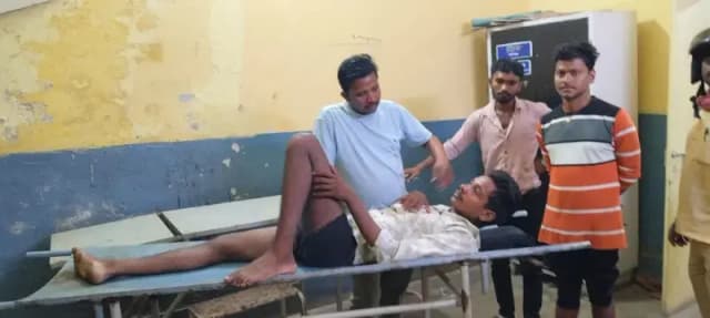 तेज रफ्तार बाइक पेड़ से टकराई, किशोर गंभीर घायल