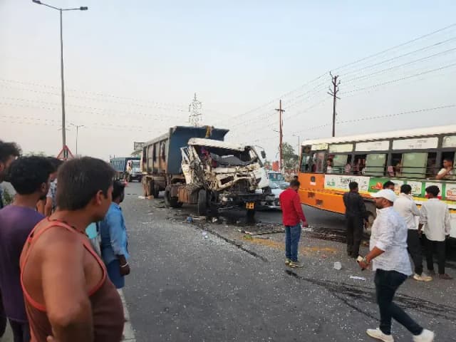 लोढ़ी टोल प्लाजा के पास तेज रफ्तार ट्रेलर ट्रक से टकराया, चालक केबिन में फंसा; जेसीबी से बचाई गई जान