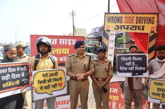 सोनभद्र पुलिस का सड़क सुरक्षा अभियान तेज, रॉंग साइड ड्राइविंग रोकने को लगाया गया सेल्फी स्टेशन