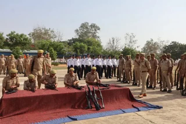साप्ताहिक परेड में एसपी ने परखा पुलिस बल का अनुशासन, 52 किलो गांजा बरामद करने वाले आरक्षी को किया सम्मानित