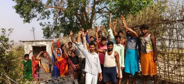 दो हफ्ते से बिजली संकट झेल रहे अम्मा टोला के ग्रामीण, ट्रांसफार्मर बदलने की मांग को लेकर प्रदर्शन
