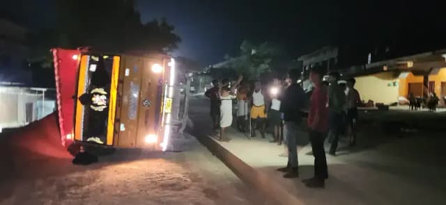 अधूरी सड़क बनी हादसे की वजह, बालू लदी टीपर पलटी; चालक गंभीर घायल