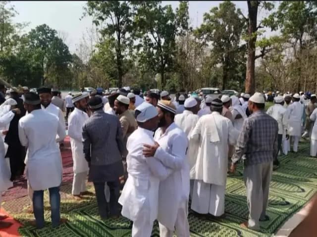 अमन और भाईचारे की दुआओं के साथ म्योरपुर ईदगाह में अदा हुई बकरीद की नमाज़