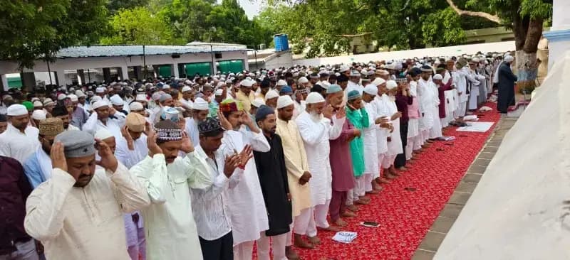 दुद्धी में बकरीद पर नमाज अदा , अमन-चैन के लिए मांगी दुआ
