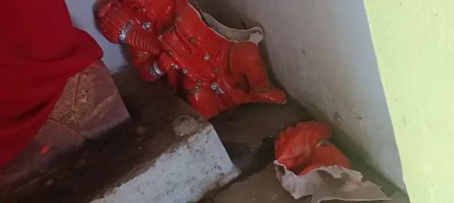 धर्मदासपुर में मंदिर से की गई तोड़फोड़, हनुमानजी की मूर्ति क्षतिग्रस्त कर नाली में फेंकी