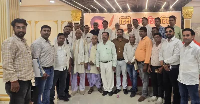 हिंदी पत्रकारिता दिवस पर दुद्धी में पत्रकारों का भव्य समागम, "उदंत मार्तंड" के संस्थापक जुगल किशोर शुक्ल को किया गया नमन