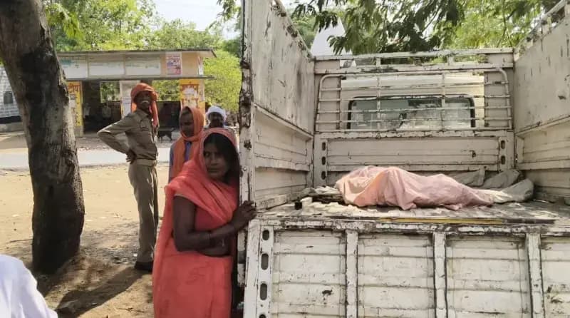 बाइक सवार को बचाने में पलटा बालू लदा ट्रैक्टर, 17 वर्षीय किशोर की मौत, तीन गंभीर