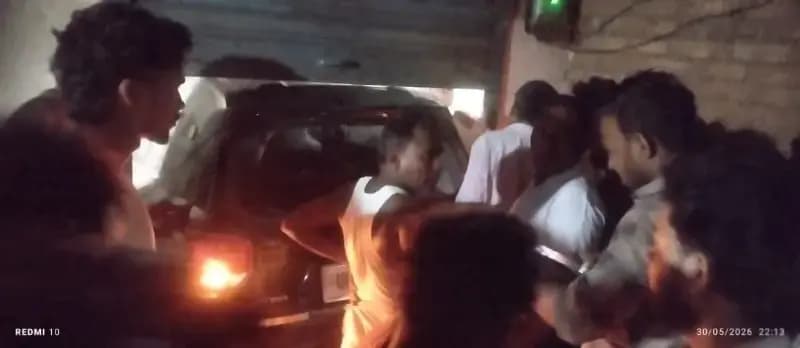 महुली बस स्टैंड के पास दर्दनाक हादसा: तेज रफ्तार कार दुकान में घुसी, किशोर गंभीर घायल