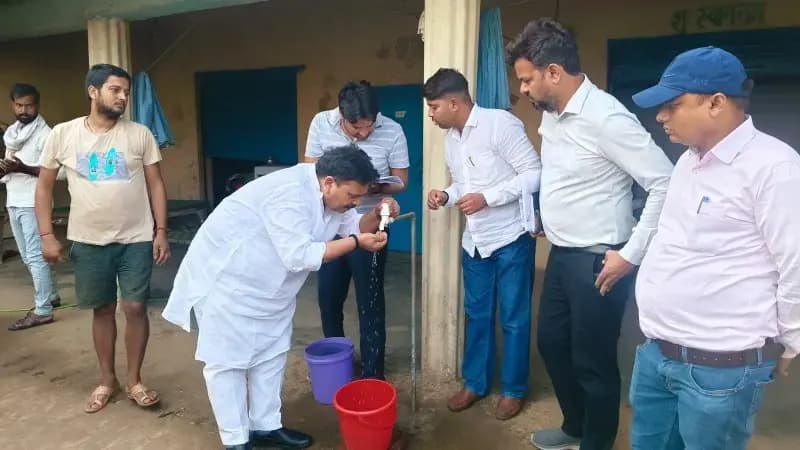 प्रभारी मंत्री रविन्द्र जायसवाल ने घर-घर पहुंचकर परखी हर घर नल योजना की हकीकत