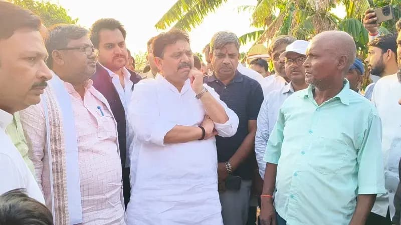 प्रभारी मंत्री रविन्द्र जायसवाल ने पीड़ित परिवार को सौंपा 5 लाख रुपये का सहायता चेक