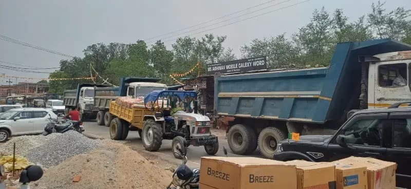 चुर्क बाजार में मिट्टी से लदे डंपर-ट्रैक्टर बने मुसीबत, जाम, धूल और हादसों का बढ़ा खतरा