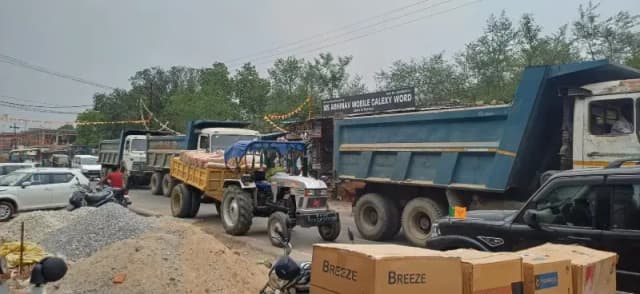 चुर्क बाजार में मिट्टी से लदे डंपर-ट्रैक्टर बने मुसीबत, जाम, धूल और हादसों का बढ़ा खतरा