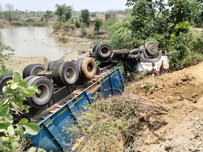 टीपर को बचाने के प्रयास में 18 चक्का हाइवा 15 फीट गहरी खाई में पलटी, चालक बाल-बाल बचा