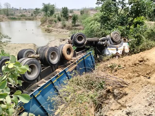 टीपर को बचाने के प्रयास में 18 चक्का हाइवा 15 फीट गहरी खाई में पलटी, चालक बाल-बाल बचा