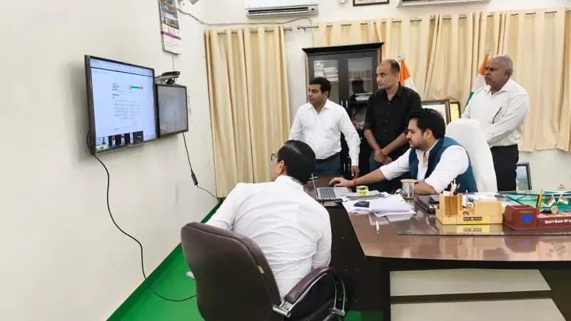 आईजीआरएस में लापरवाही पर प्रशासन का बड़ा एक्शन, लेखपाल निलंबित; कई अधिकारियों का वेतन रोका