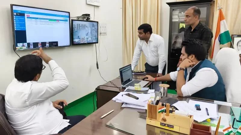 जनगणना कार्य में लापरवाही पर डीएम सख्त, 48 प्रगणकों का वेतन रोका