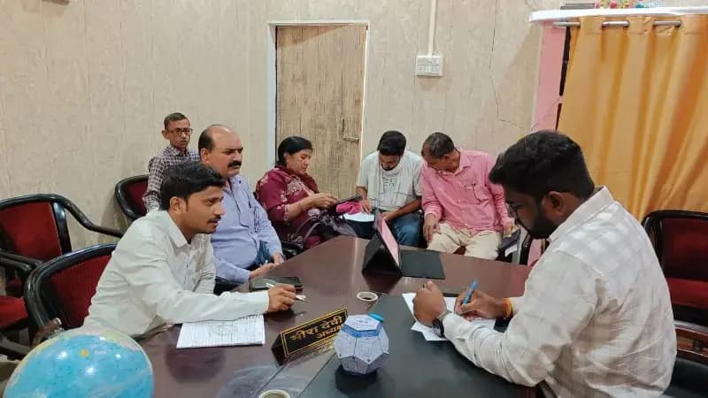 जनगणना-2027: नगर पंचायत चुर्क-घुर्मा में मकान सूचीकरण एवं मकानों की गणना कार्य की प्रगति की समीक्षा