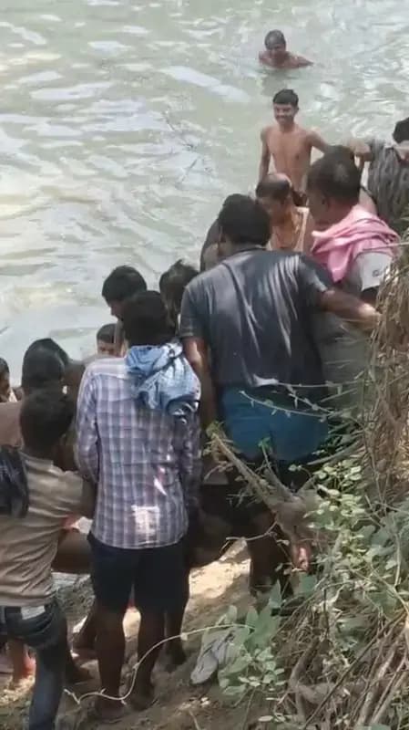 बेलन नदी में मगरमच्छ के हमले से किशोर की मौत, गांव में मचा कोहराम