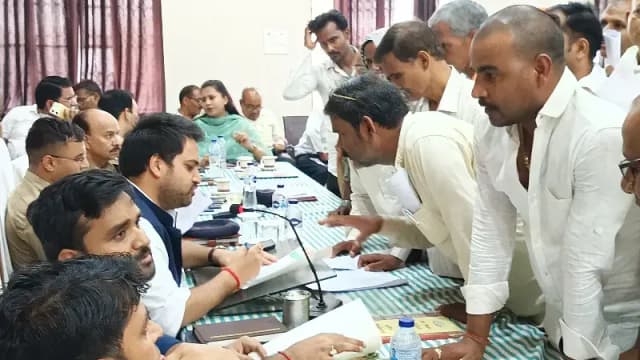 संपूर्ण समाधान दिवस में उमड़ी फरियादियों की भीड़, डीएम ने सुनीं 101 शिकायतें
राजस्व निरीक्षक निलंबित, महिला चिकित्सक की तैनाती के निर्देश