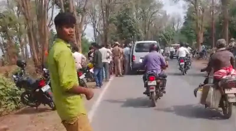 मोबाइल गिरवी रखकर लिए थे रुपये, युवक का शव पेड़ से लटका मिला,पुलिस सभी पहलुओं की कर रही जांच