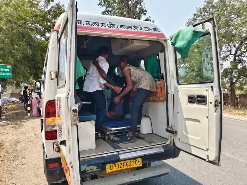 बभनी-रेणुकूट मार्ग पर दर्दनाक सड़क हादसा, दो बाइक सवार गंभीर घायल, एक की हालत नाजुक
