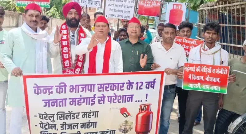 गैस सिलेंडर की कीमत बढ़ने पर सपा कार्यकर्ताओं का प्रदर्शन,भाजपा सरकार जनता का कर रही है शोषण : प्रमोद यादव