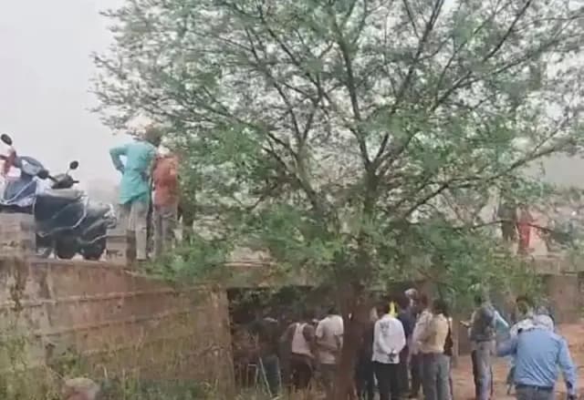 मूर्ता पुलिया के नीचे युवक का रक्तरंजित शव मिलने से सनसनी, हत्या की आशंका