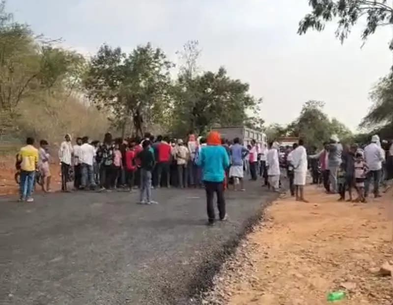 11 हजार वोल्ट के तार की चपेट में आने से किशोर की मौत, आक्रोशित ग्रामीणों ने सड़क जाम कर किया प्रदर्शन
