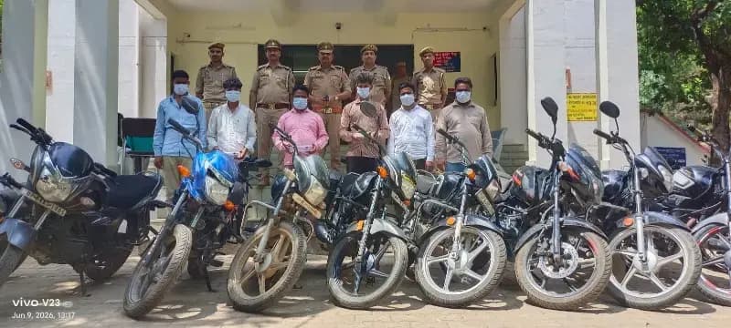 डूमरडीहा में जुआ खेलते छह गिरफ्तार, 12 हजार से अधिक नकदी व 11 लावारिस बाइक बरामद