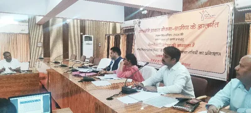 विद्यालयों में मूलभूत सुविधाओं की कमी पर डीएम सख्त, भ्रामक सूचना देने पर अधिशासी अभियंता का वेतन रोका