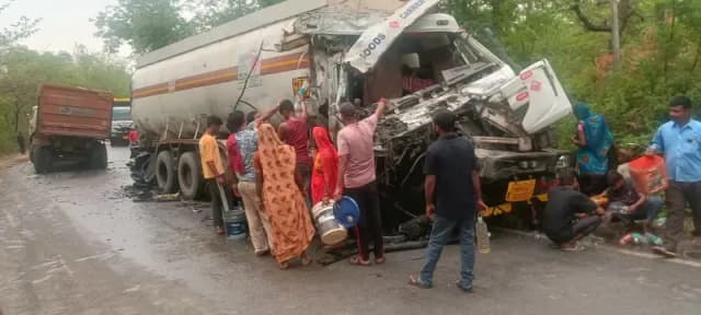 हथवानी मोड़ के पास भीषण सड़क हादसा: डीजल टैंकर और कोयला लदे ट्रेलर की टक्कर, चालक की मौत