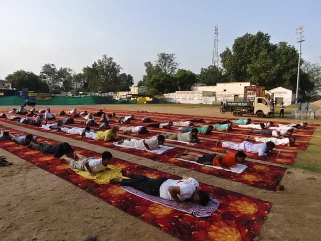 अंतर्राष्ट्रीय योग दिवस पर दुद्धी में सामूहिक योगाभ्यास, 93 वर्षीय रामलगन आर्य व मीडिया कर्मी हुए सम्मानित