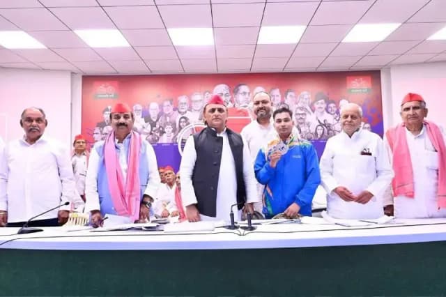 उत्तर प्रदेश के पूर्व मुख्यमंत्री अखिलेश यादव जी ने हिण्डालको रेणुकूट के कर्मचारी रवि सिंह को सम्मानित किया