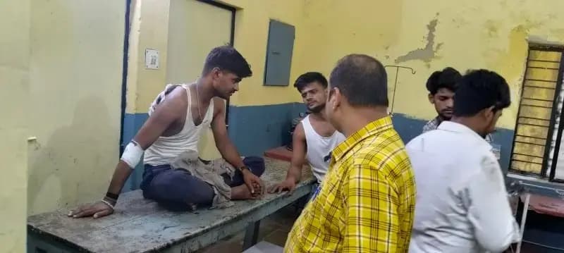 छत्तीसगढ़ जा रही एंबुलेंस अनियंत्रित होकर पलटी,दो गंभीर रूप से घायल