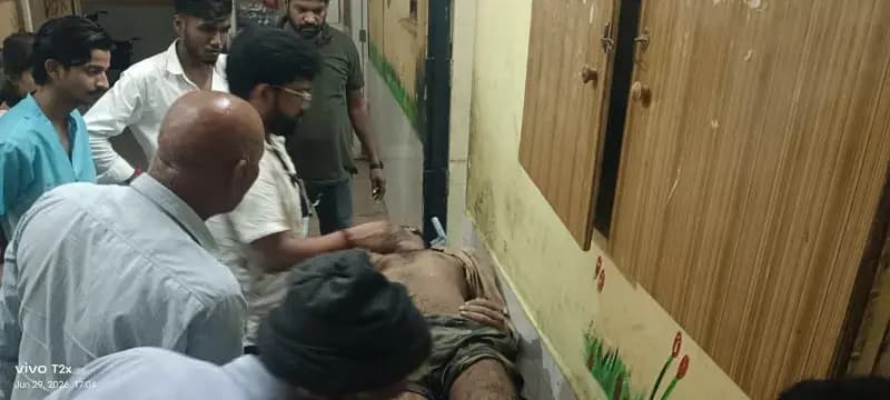 खेत की जुताई के दौरान ट्रैक्टर पलटा, चालक की दबकर मौत