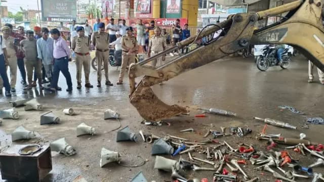 सोनभद्र पुलिस की बड़ी कार्रवाई: 620 मॉडिफाइड साइलेंसर, प्रेशर हॉर्न और हूटर किए गए नष्ट