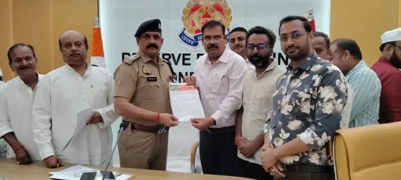 ट्रैफिक पुलिस के व्यवहार और कार्यप्रणाली पर व्यापारियों ने उठाए सवाल, सौंपा ज्ञापन