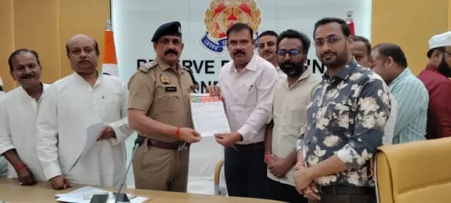 ट्रैफिक पुलिस के व्यवहार और कार्यप्रणाली पर व्यापारियों ने उठाए सवाल, सौंपा ज्ञापन