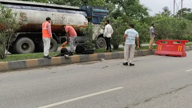 उबड़-खाबड़ सड़क पर फिसली बाइक, एक युवक गंभीर रूप से घायल