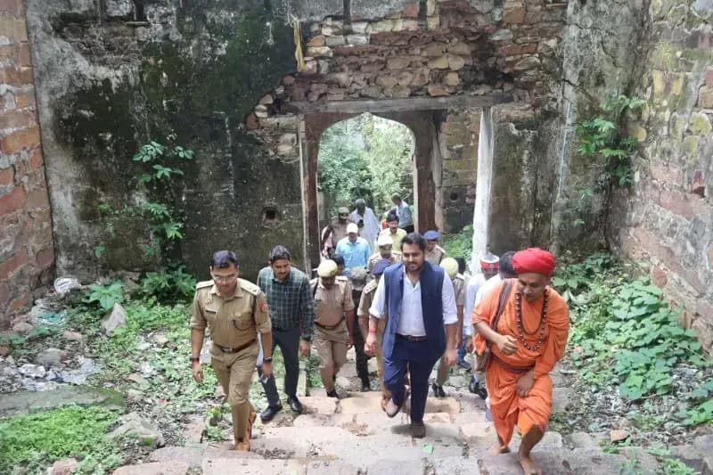 श्रावण मास व कांवड़ यात्रा को लेकर प्रशासन अलर्ट, डीएम-एसपी ने विजयगढ़ दुर्ग स्थित रामसरोवर का किया निरीक्षण
