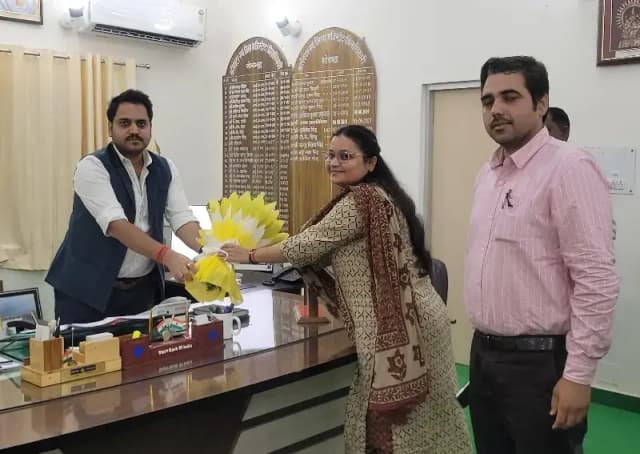 लखनऊ से सोनभद्र तक का सफर, ज्वाइन करते ही डीएम चर्चित गौड़ से की शिष्टाचार मुलाकात