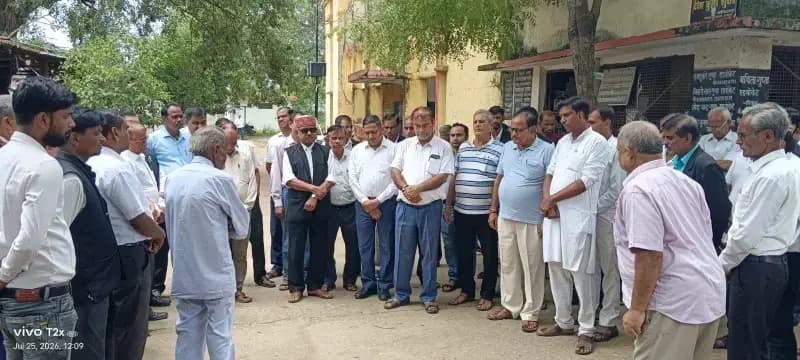 पीoसीo गुप्ता एडवोकेट के पिता लक्ष्मण गुप्ता के निधन पर बार एसोसिएशन ने शोक सभा कर दी श्रद्धांजलि