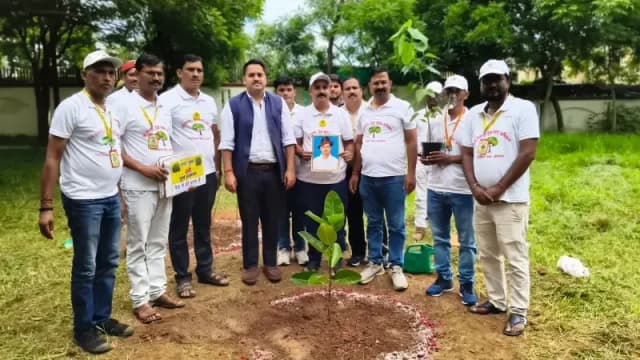 पेड़ से ही प्राण है अभियान के तहत कलेक्ट्रेट परिसर में जिलाधिकारी ने किया पौधरोपण