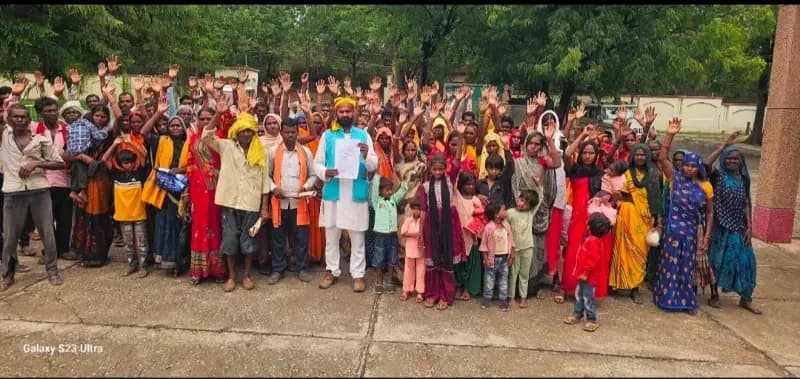 मूलभूत सुविधाओं से वंचित बल्लही टोले के ग्रामीणों का कलेक्ट्रेट पर प्रदर्शन, डीएम को सौंपा ज्ञापन